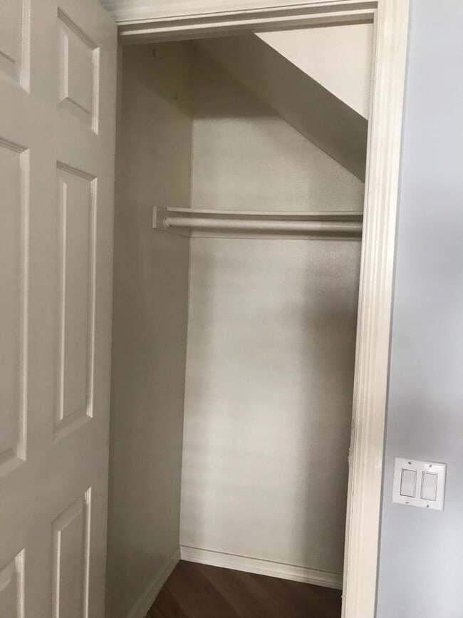 Building Photo - 2 BEDROOM/2BATH TOWN HOUSE STYLE CONDO IN ...