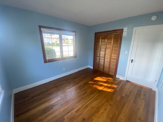 Building Photo - Inviting Pacific Grove Home!