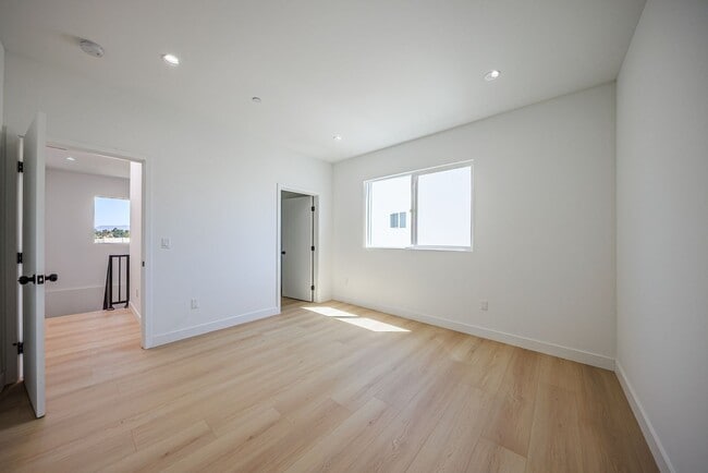 Building Photo - 2847 S Victoria Ave