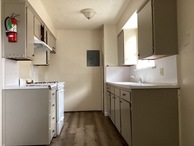 Building Photo - 1414 W Vassar Ave