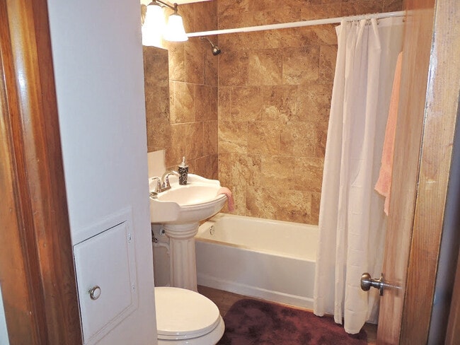 Building Photo - 3 Bed & 2 Full Bath Cape Cod for Rent!