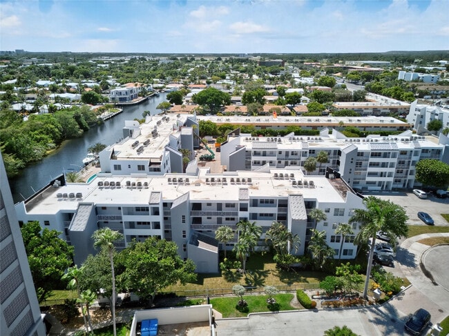 Building Photo - 2850 NE 14th St