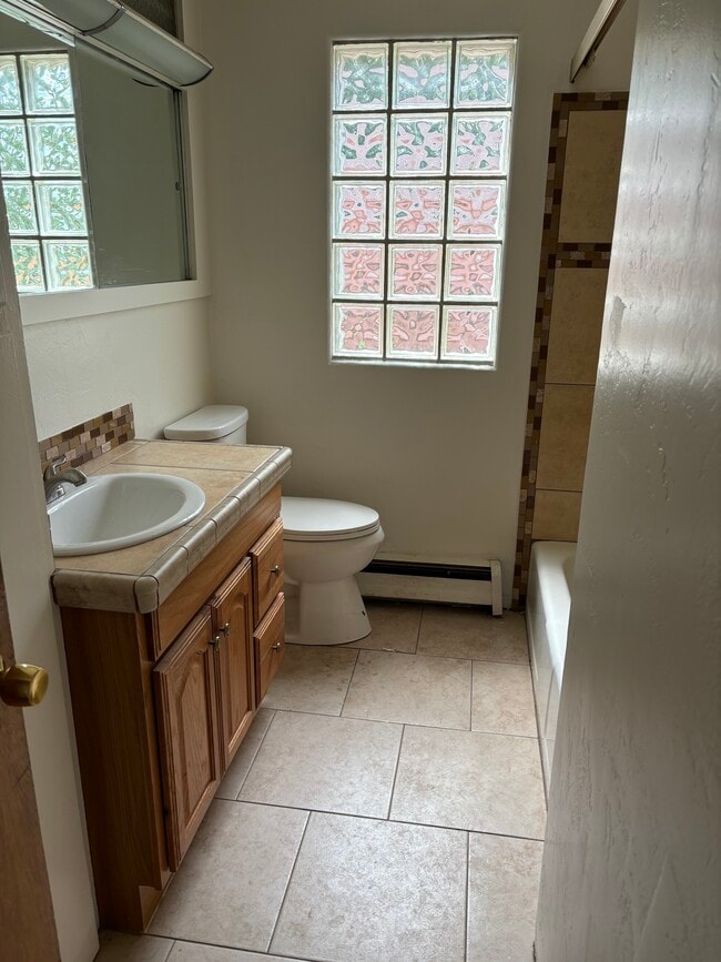 Guest Bath - 2001 Crestview Dr