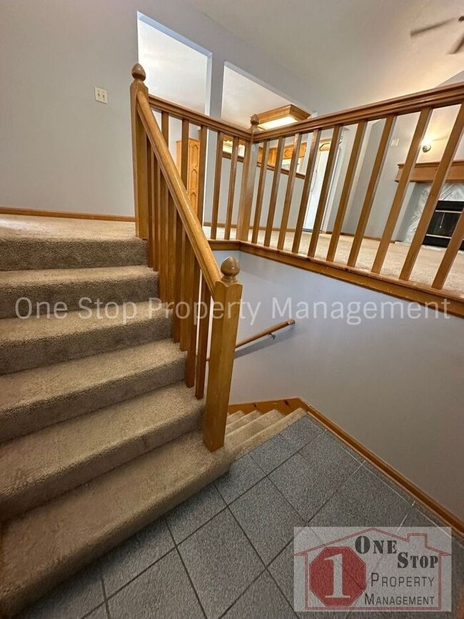 Building Photo - 3 bedroom, 2.5 bathroom home is desirable ...