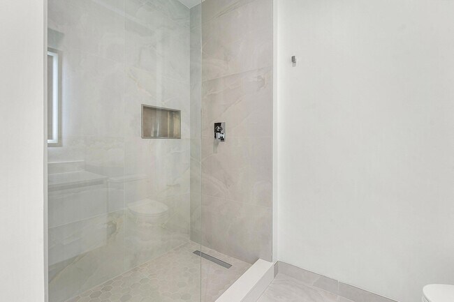 Building Photo - 220 Lake Shore Dr