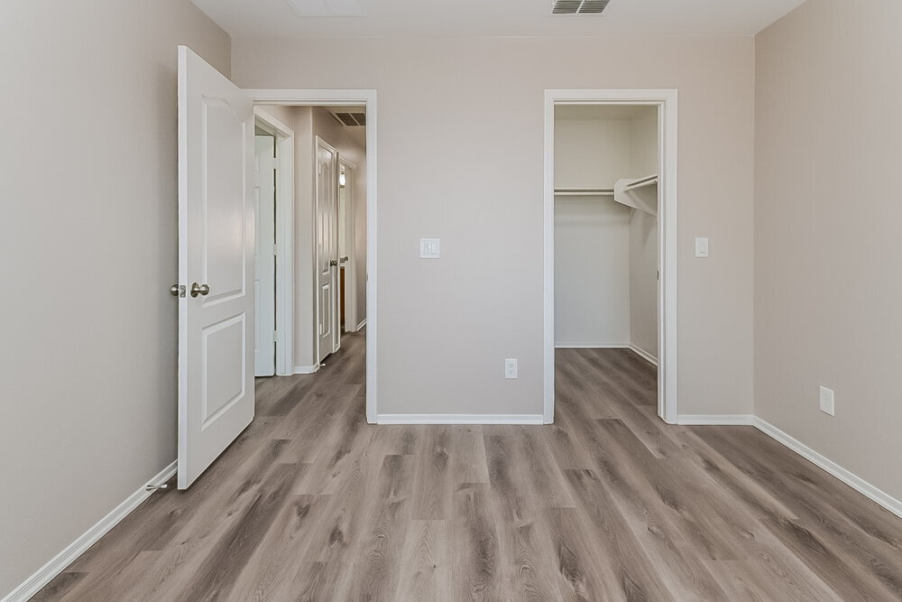 Building Photo - 702 W Desert Blossom Dr