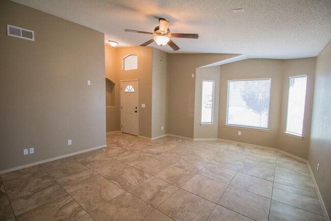 Building Photo - Amazing 3 bedroom 2 bath home in East El Paso!
