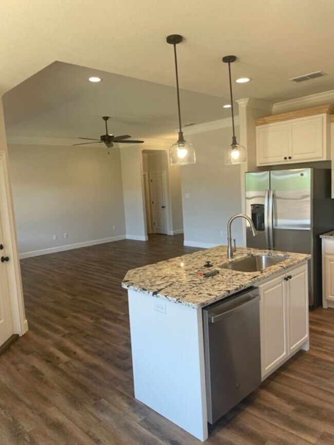 Building Photo - 6950 Phoenix Dr