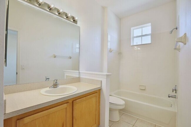Building Photo - Beautiful 2/2.5 Cozy Townhome with a 1 Car Garage in the Gated Community of Victoria Pines - Orlando