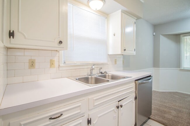 Building Photo - Great 3 bedroom 1.5 bathroom house!
