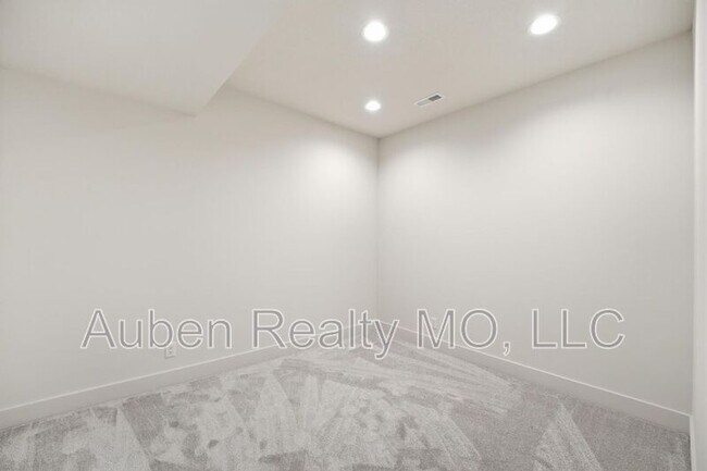 Building Photo - 216 NW Orchard St