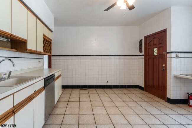 Building Photo - 655 4th Ave