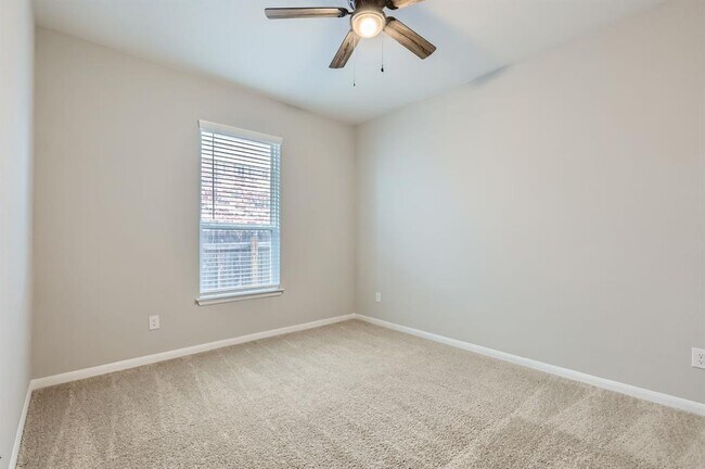 Building Photo - 251 Clear Frk Lp