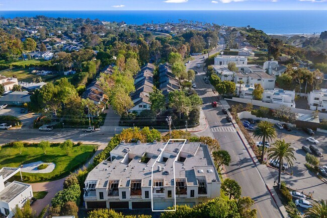 Building Photo - 6502 Dume Dr