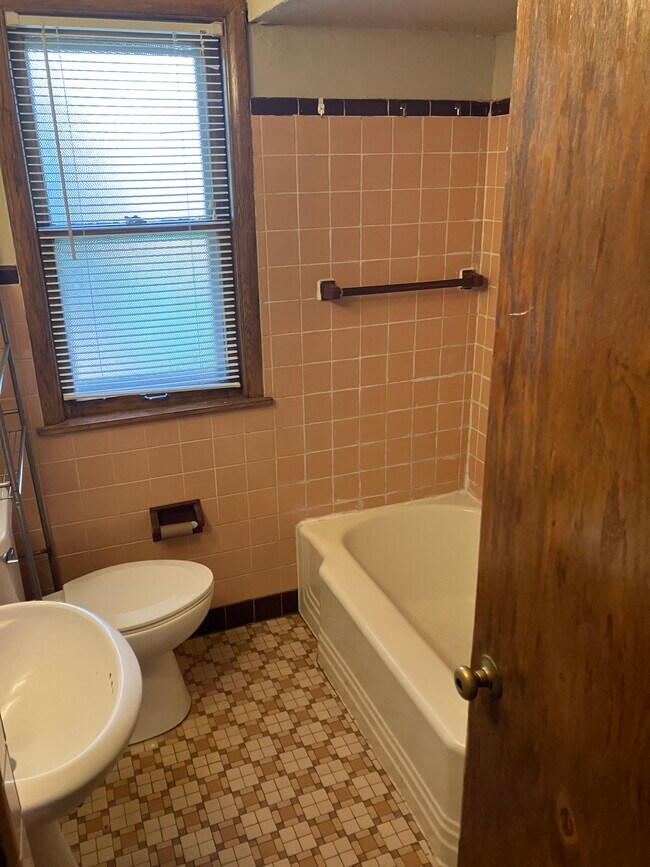 Building Photo - 100 N 80th St