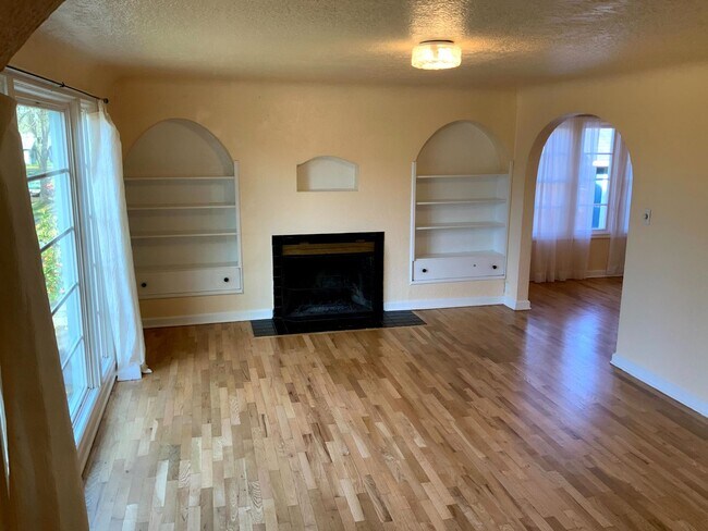 Building Photo - 4 Bedroom, 1.5 Bath House