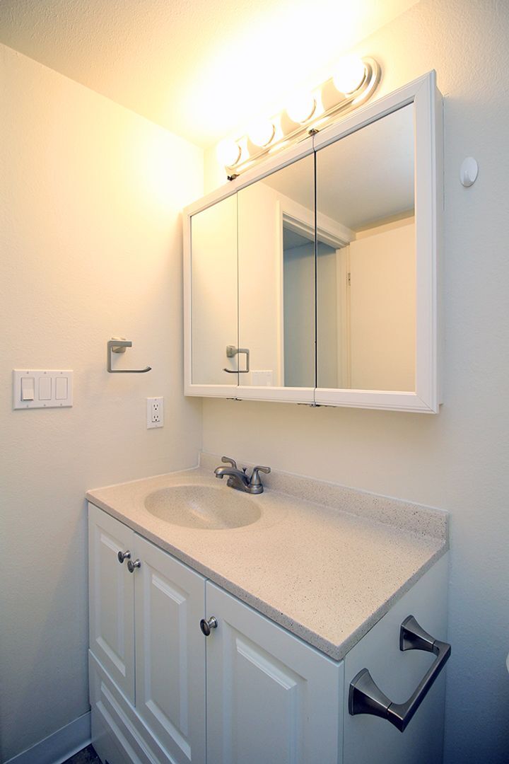 Building Photo - 5025-5025 S View Point Ter