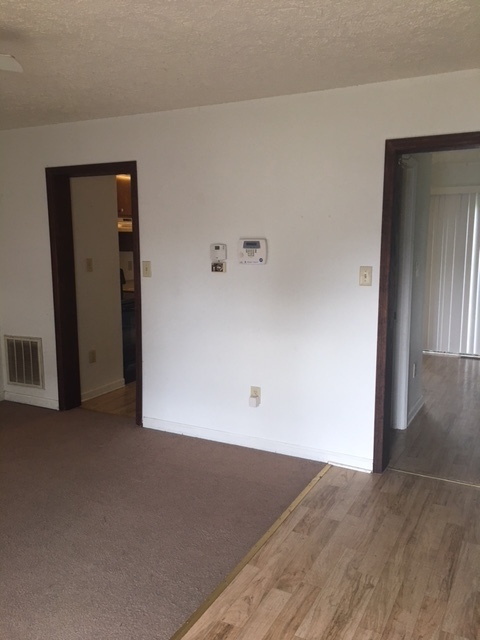 Building Photo - Three Bedroom 1.5 Bath Riverside Townhome ...