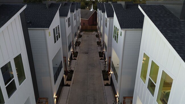 Building Photo - 810 Elkhart St