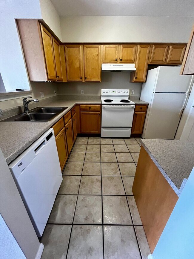 Building Photo - 1/1 unit available now for annual lease