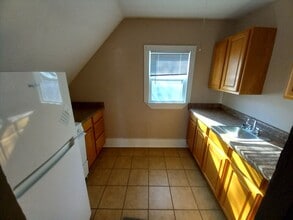 Building Photo - $700 - 1 Bedroom 1 Bath Apartment - Heart of the City