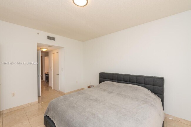 Building Photo - 16275 Collins Ave