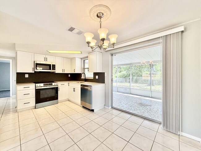 Building Photo - 1300 Classic Dr