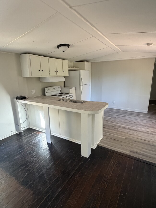 Building Photo - 61 Platinum Dr