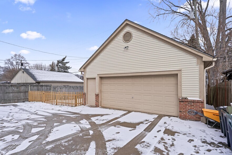 Building Photo - 512 W 12 Mile Rd