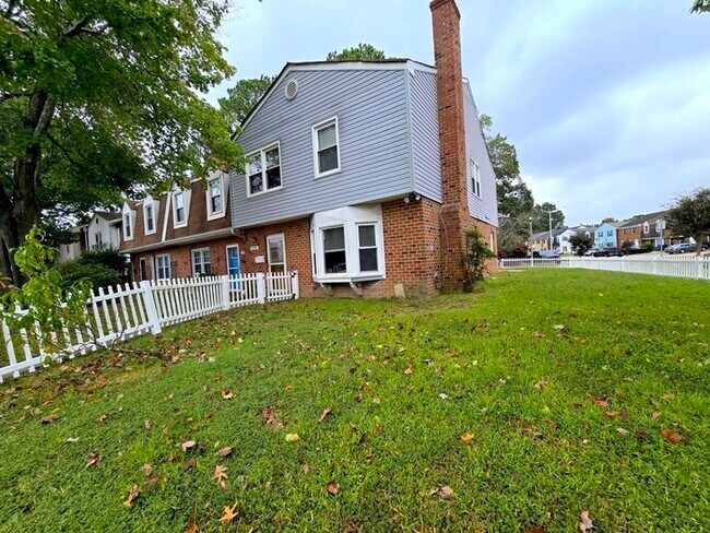 Building Photo - SPACIOUS 4 BED/2.5 TOWNHOME IN GREAT NECK!...