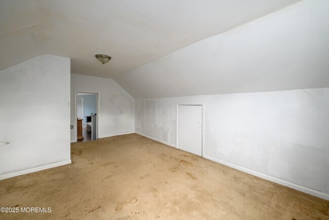 Building Photo - 19 Reids Hill Rd