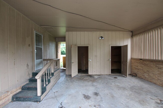 Building Photo - 2725 Tanglewood Dr