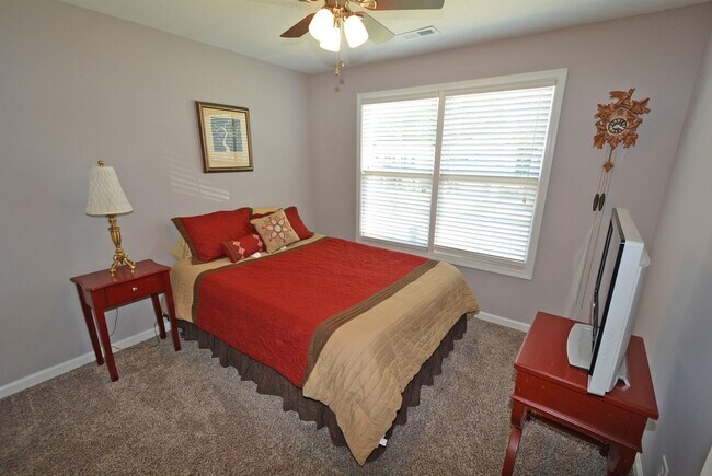 Building Photo - Gorgeous! 3 Bed/2.5 Bath house! Close to I-24! Lawn/Garbage Included!