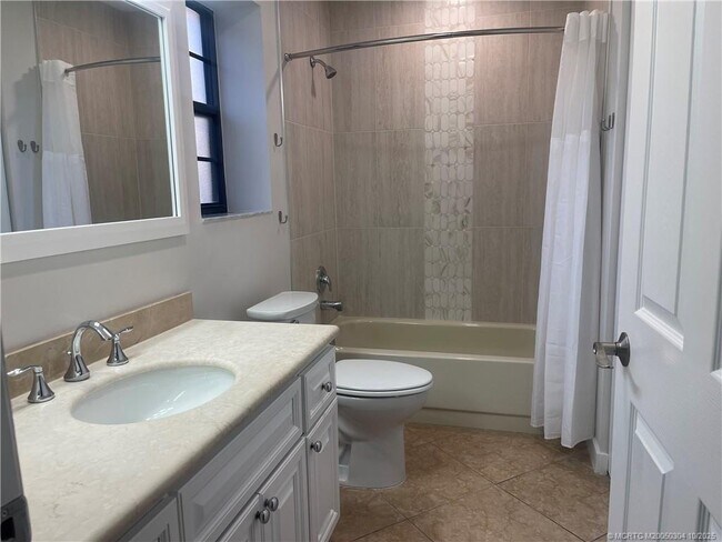 Building Photo - 1985 NE Collins Cir