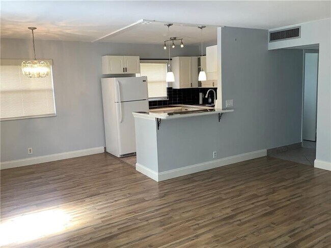 Building Photo - 557 Monaco Way