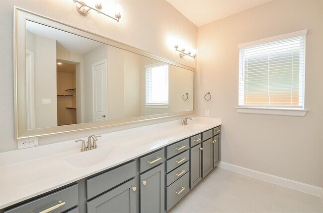 Building Photo - 13807 San Pasqual Pointe Dr