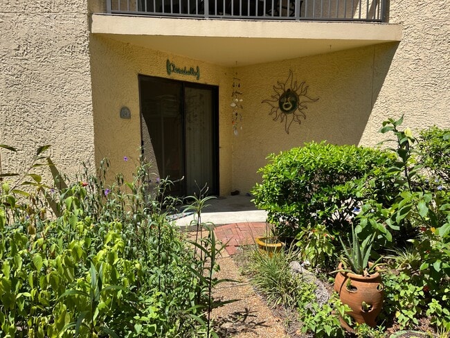 Private pation with lagoon and garden view - 10 Lemoyne Ave