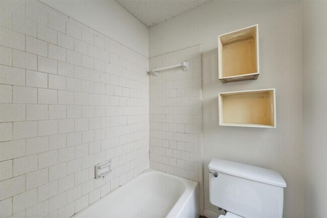 Building Photo - 32 N Pathfinders Cir