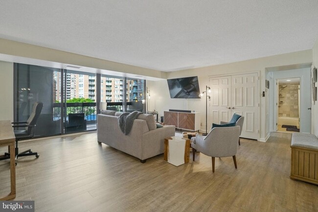 Building Photo - 3800 Fairfax Dr