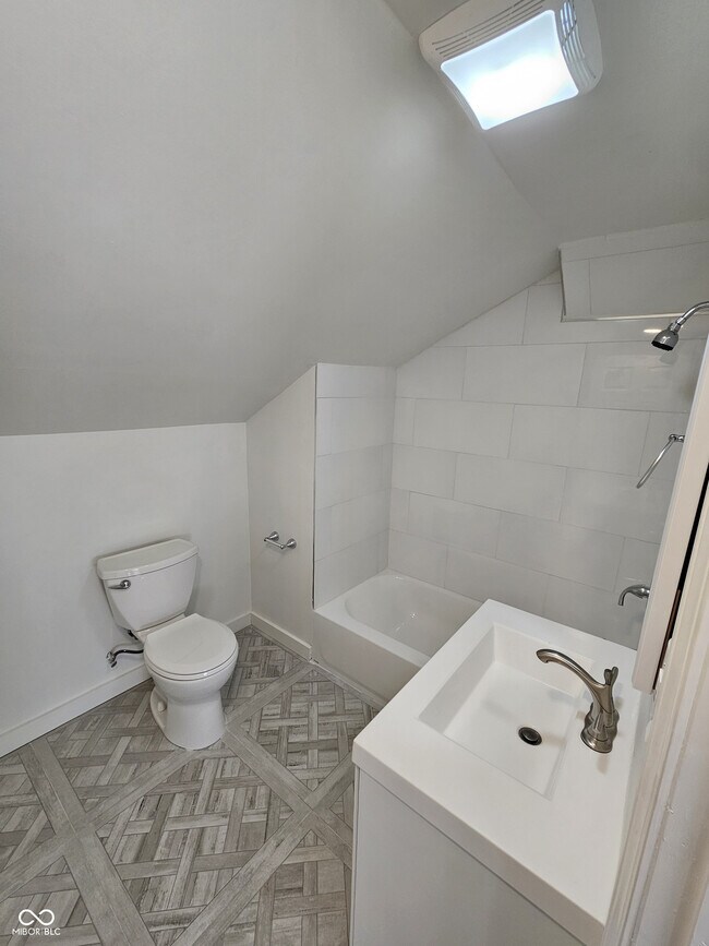 Building Photo - 835 Tecumseh St