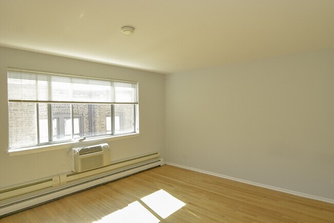 Building Photo - 675 W Wrightwood