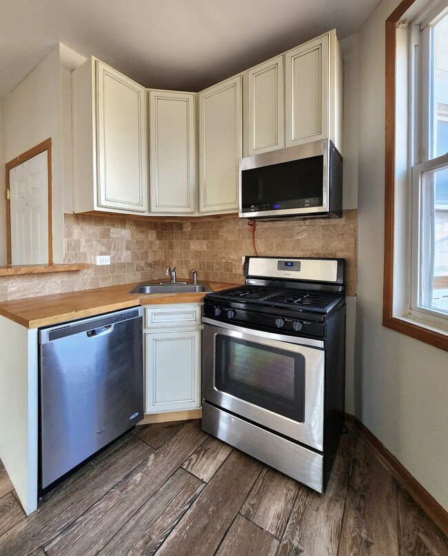 Building Photo - 1316 W 18th St