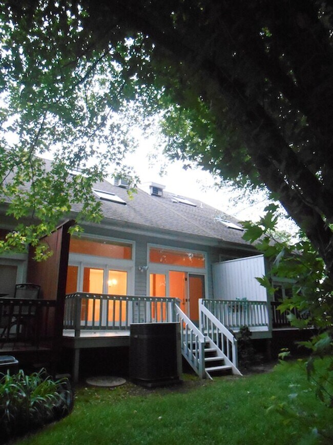 Building Photo - Single Family Townhome, 2 bedrooms, 3 full...