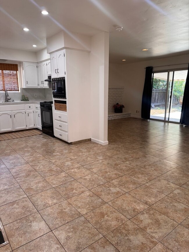 Building Photo - Spacious 3 Bedroom Fresno Home