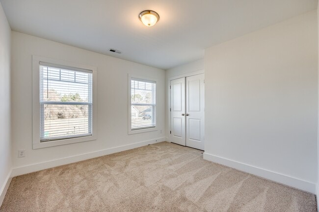 Building Photo - 913 W Virginia Ave