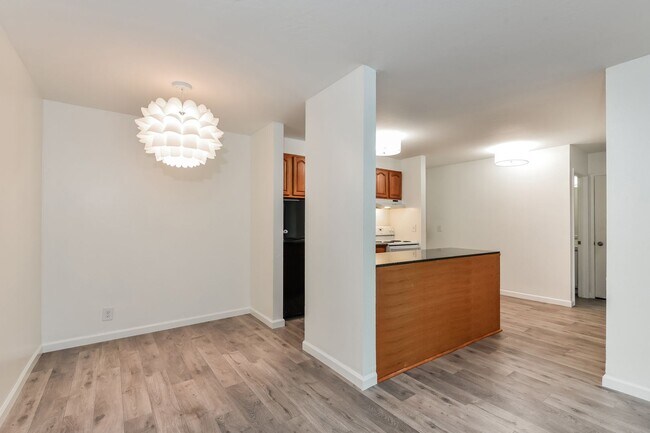 Building Photo - Light And Bright One Bedroom Condo In Oakl...
