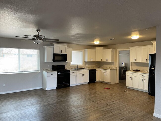 Building Photo - 537 W Juniper Dr