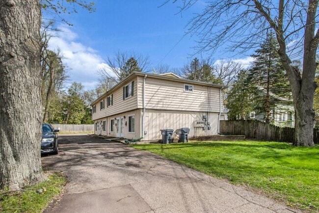 Building Photo - 2-Bed/1-Bath Town House, 850 sq. ft. - Ask...