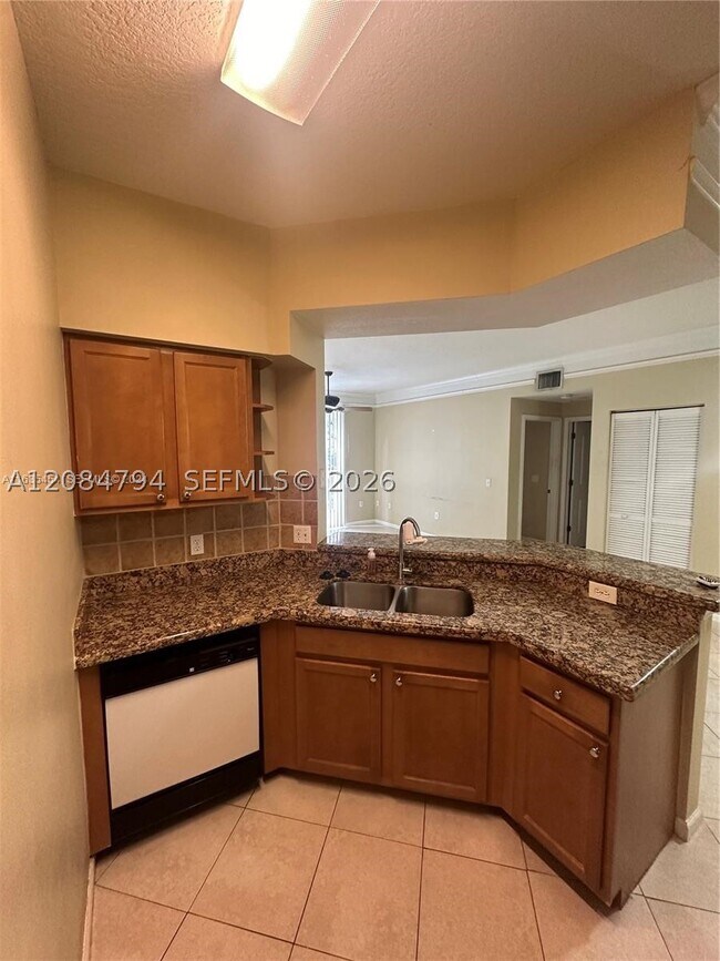 Building Photo - 2212 Myrtlewood Cir E