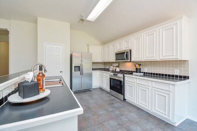 Building Photo - 3815 Summerfield Dr